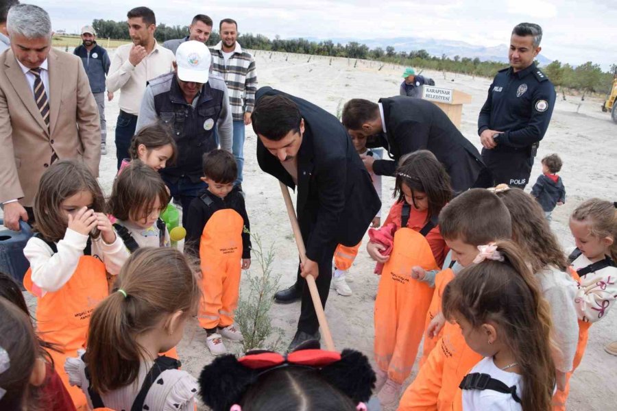 Karapınar’da Minikler Yeşil Çevre İçin Fidan Dikti