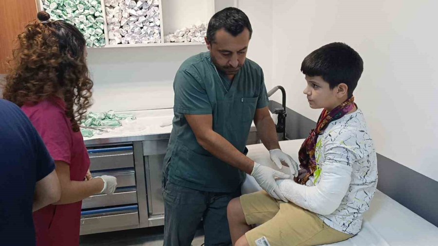 Düşüp Kolunu Kıran Çocuğu Aracına Alıp Hastaneye Yetiştirdi