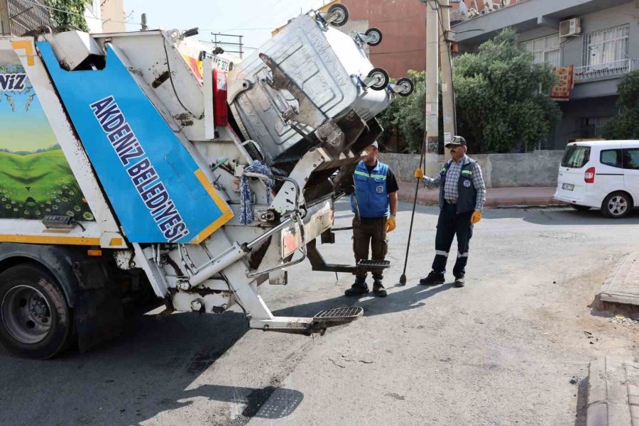 Akdeniz’de Çöp Konteynerleri Dezenfekte Ediliyor