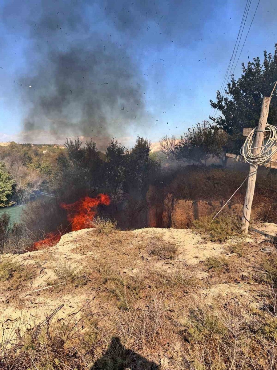 Mersin’de Bahçe Yangını Büyümeden Söndürüldü