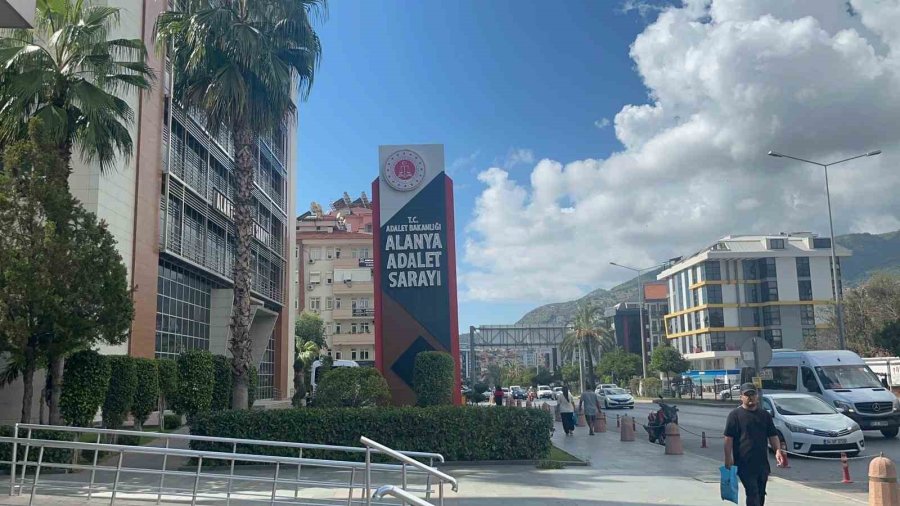 Alanya’da Mobilya Dükkanını Ve Kullanılmayan Yolcu Taşıma Servisini Ateşe Veren Kadın Yakalandı