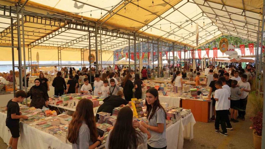 Alanya Kitap Fuarı’na Öğrencilerden Yoğun İlgi