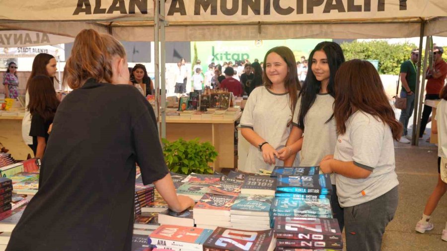 Alanya Kitap Fuarı’na Öğrencilerden Yoğun İlgi