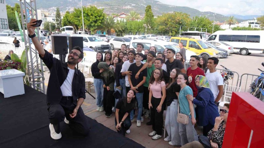 Alanya Kitap Fuarı’na Öğrencilerden Yoğun İlgi