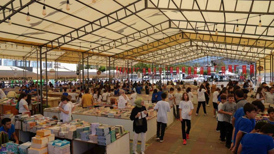 Alanya Kitap Fuarı’na Öğrencilerden Yoğun İlgi