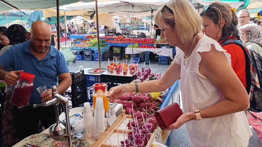 Antalya’da Perşembe Pazarına Alman Turist Akını