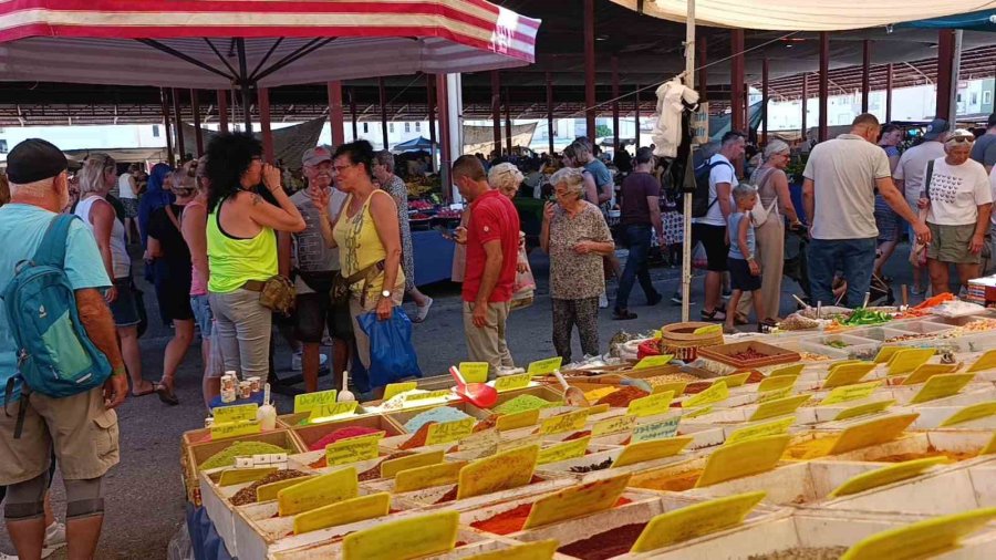 Antalya’da Perşembe Pazarına Alman Turist Akını