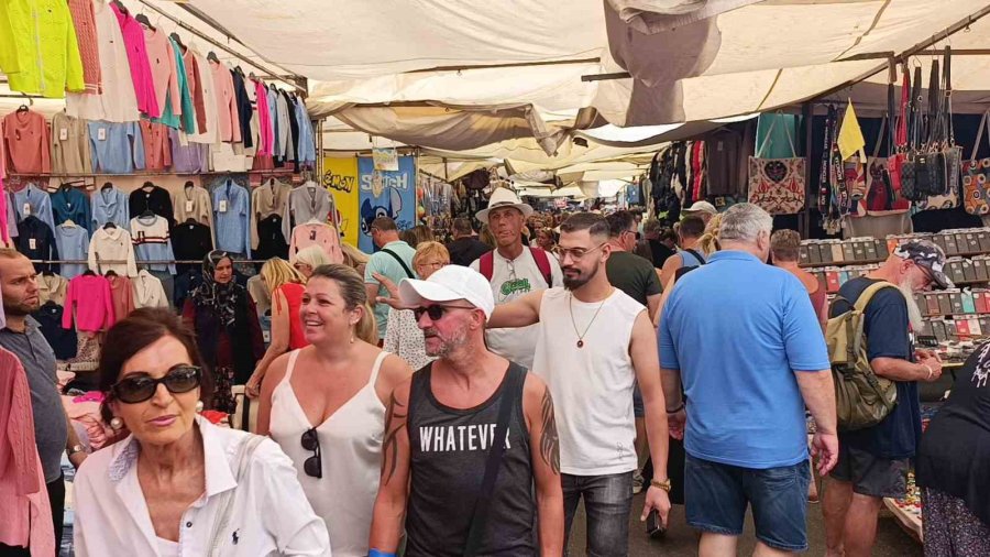 Antalya’da Perşembe Pazarına Alman Turist Akını