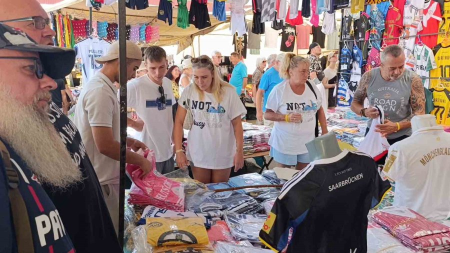 Antalya’da Perşembe Pazarına Alman Turist Akını