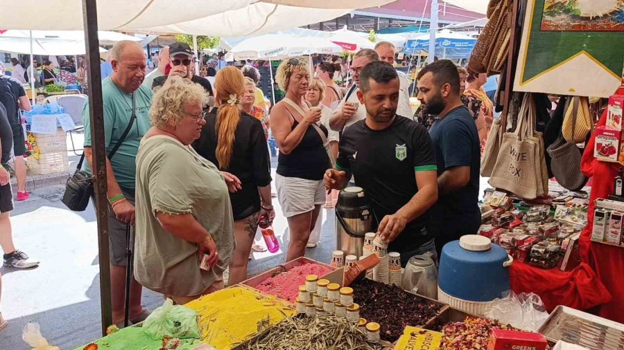 Antalya’da Perşembe Pazarına Alman Turist Akını