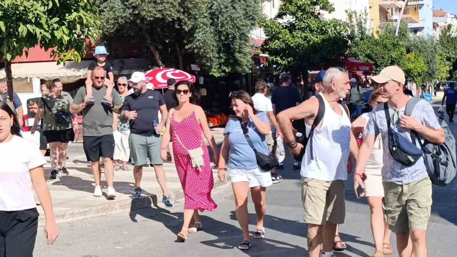 Antalya’da Perşembe Pazarına Alman Turist Akını