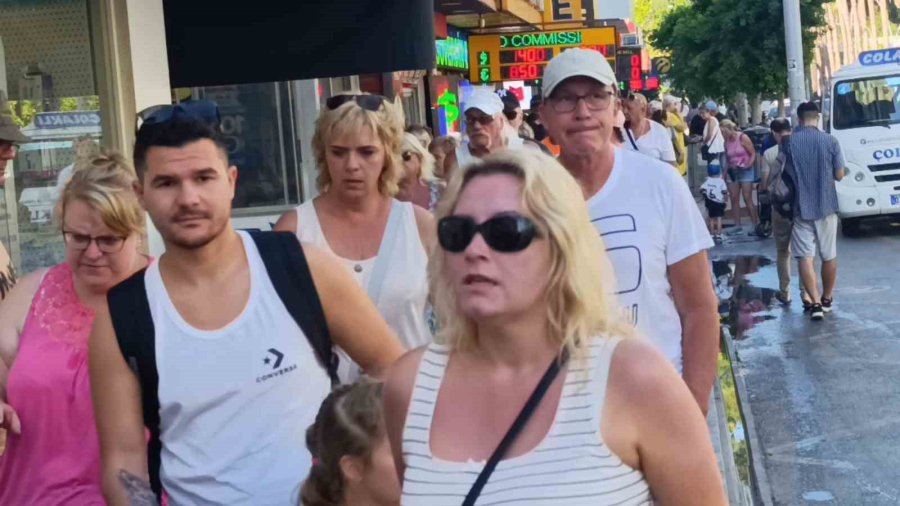 Antalya’da Perşembe Pazarına Alman Turist Akını