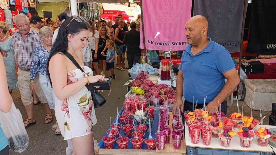 Antalya’da Perşembe Pazarına Alman Turist Akını