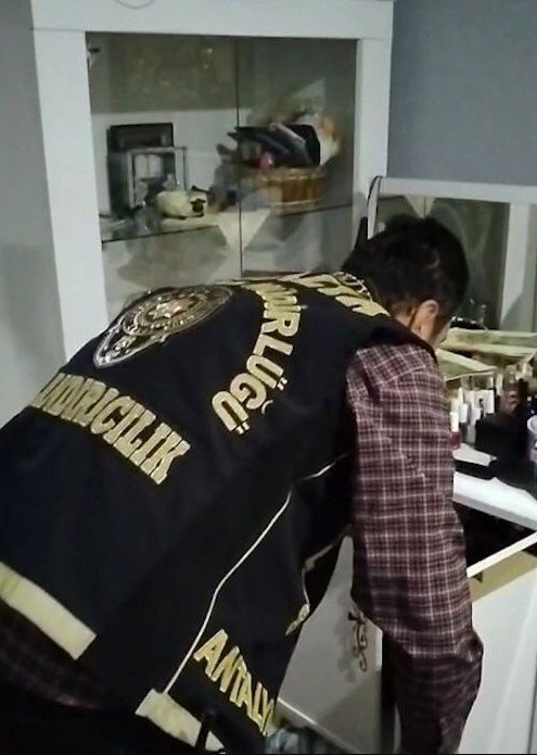 Engelli Vatandaşın Evini Satıp Parayı Kız Arkadaşının Hesabına Aktaran Emlakçı Yakalandı