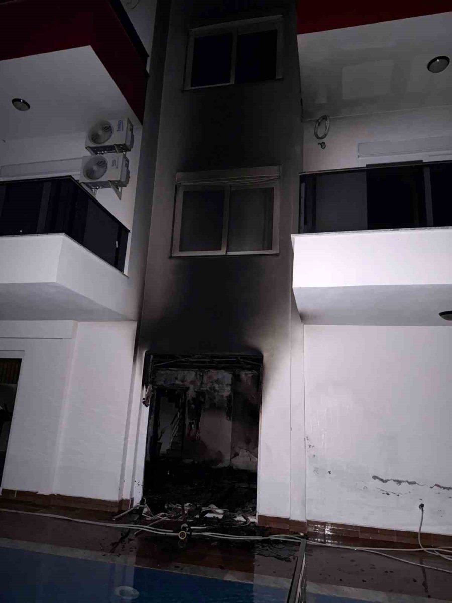Alanya’da 5 Katlı Sitenin Sauna Ve Hamam Kısmında Çıkan Yangın Büyümeden Söndürüldü