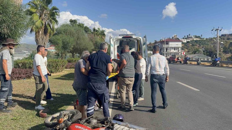Antalya’da Okul Servisiyle Çarpışan Motosikletli Ağır Yaralandı