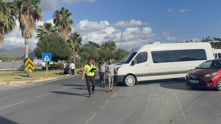 Antalya’da Okul Servisiyle Çarpışan Motosikletli Ağır Yaralandı