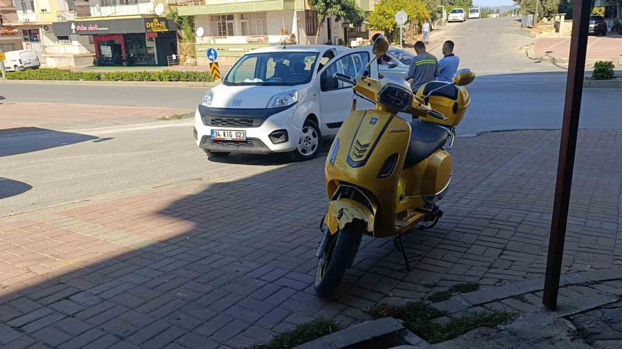 Hafif Ticari Araç İle Motosiklet Çarpıştı: 2 Yaralı