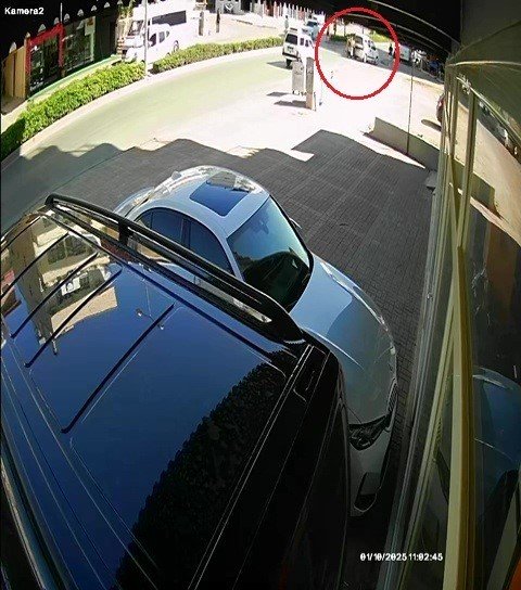 Hafif Ticari Araç İle Motosiklet Çarpıştı: 2 Yaralı