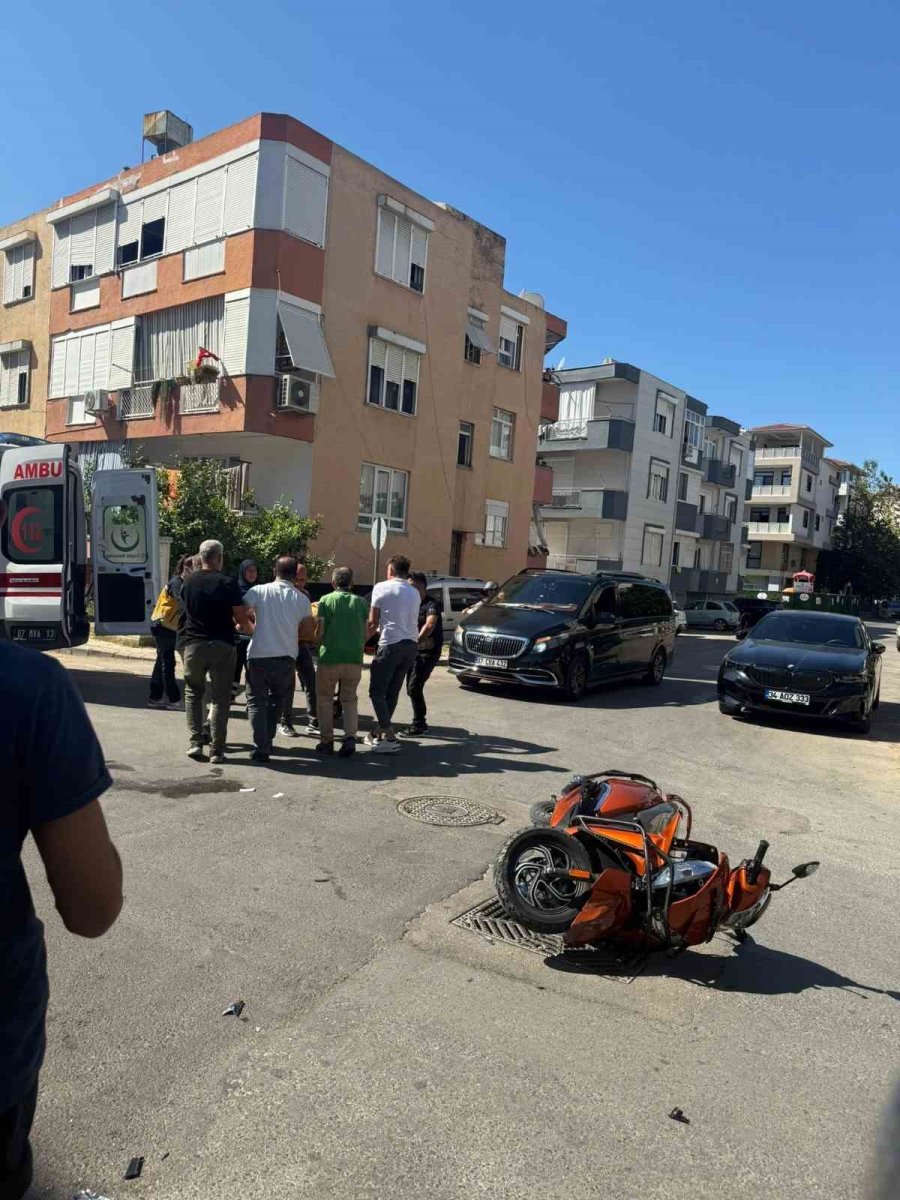 Otomobille Motosiklet Çarpıştı: 1 Yaralı