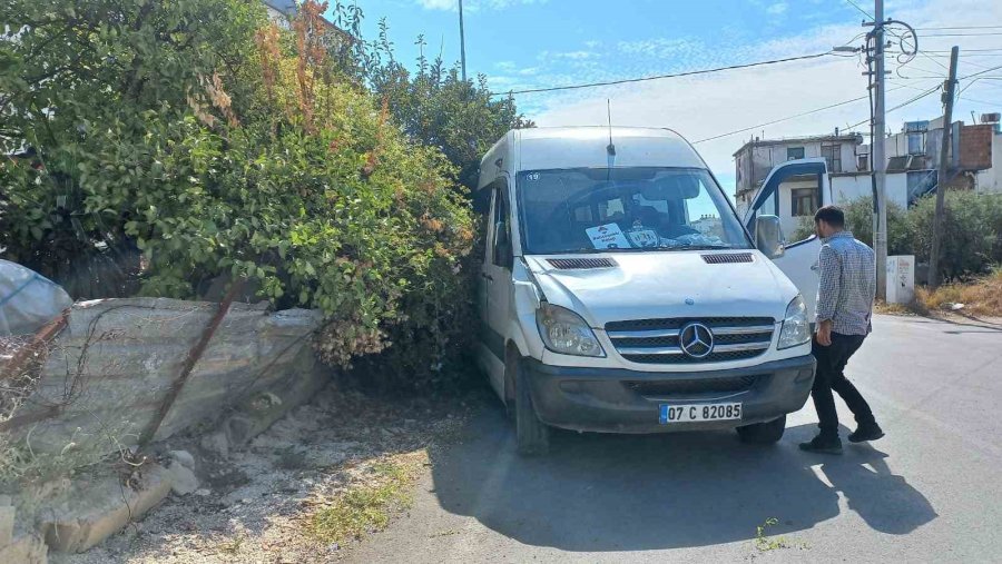 Öğrenci Servisi Altında Kalan Küçük Kız Ağır Yaralandı