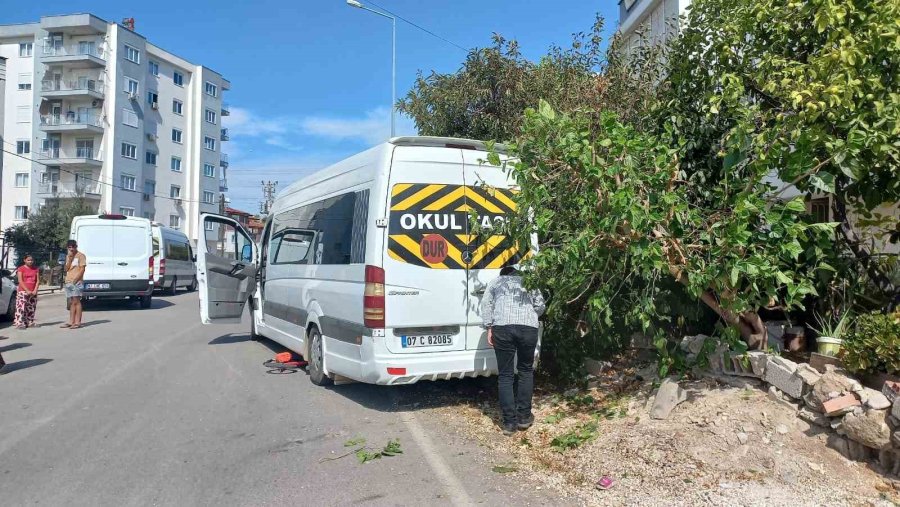Öğrenci Servisi Altında Kalan Küçük Kız Ağır Yaralandı