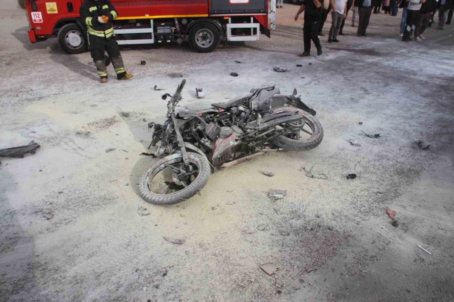 İşçi Servisi İle Çarpışan Motosiklet Alev Aldı: 2 Kişi Yaralandı