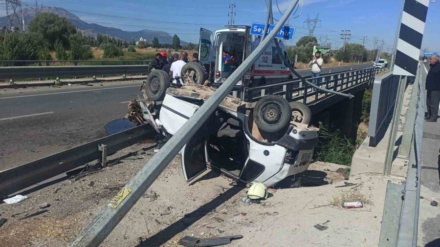 Takla Atan Otomobil Direğe Ve Bariyerlere Çarptı: 2 Yaralı
