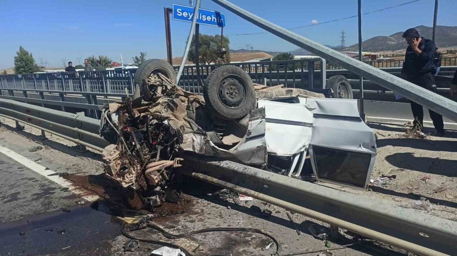 Takla Atan Otomobil Direğe Ve Bariyerlere Çarptı: 2 Yaralı