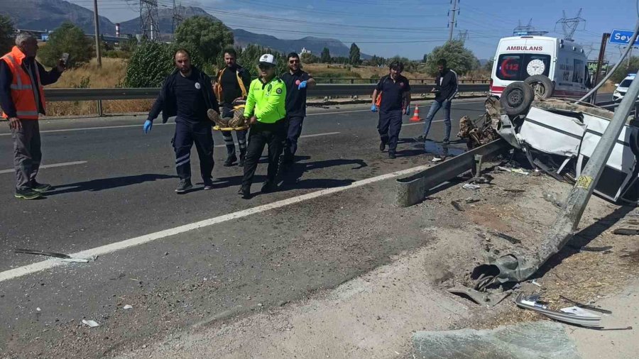 Takla Atan Otomobil Direğe Ve Bariyerlere Çarptı: 2 Yaralı