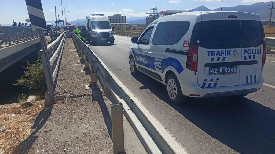 Takla Atan Otomobil Direğe Ve Bariyerlere Çarptı: 2 Yaralı