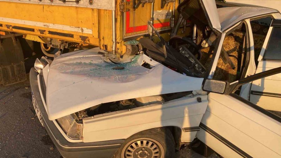Tıra Çarpan Otomobilin Sürücüsü Hayatını Kaybetti