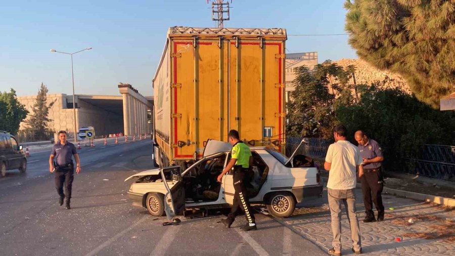 Tıra Çarpan Otomobilin Sürücüsü Hayatını Kaybetti