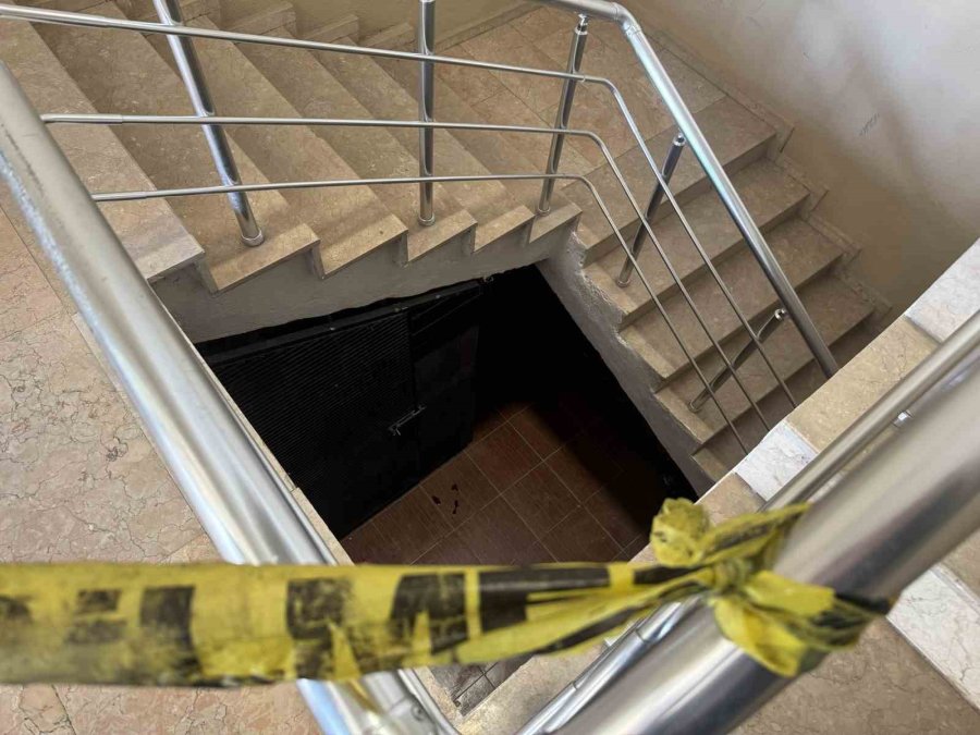 3’üncü Kattan Merdiven Boşluğuna Düşen Şahıs Ağır Yaralandı