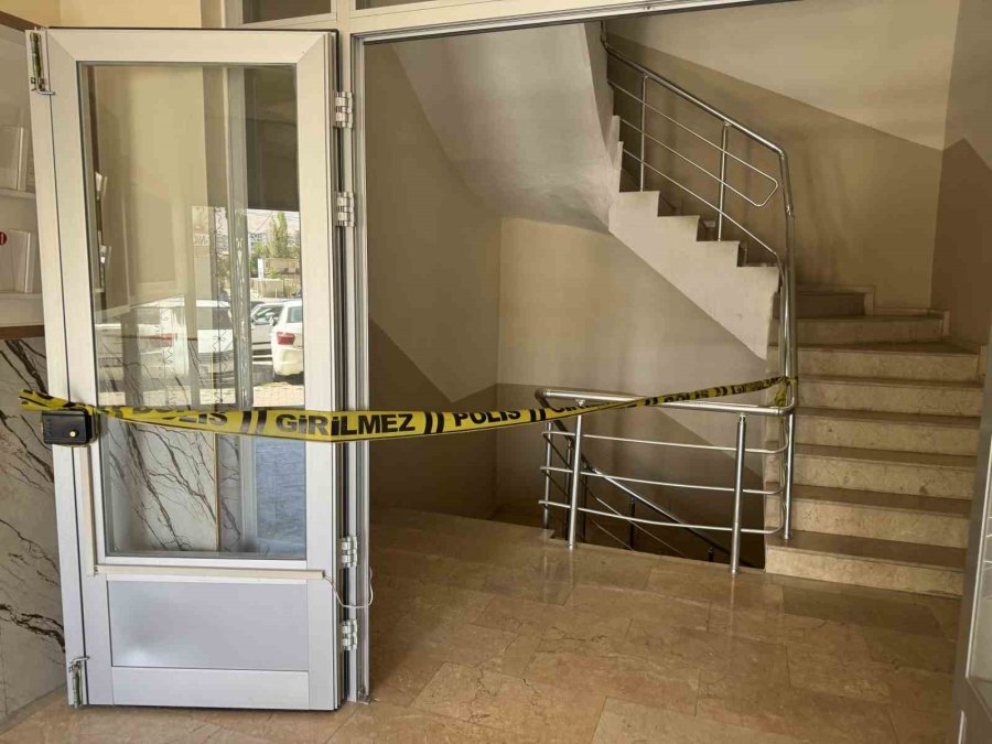 3’üncü Kattan Merdiven Boşluğuna Düşen Şahıs Ağır Yaralandı