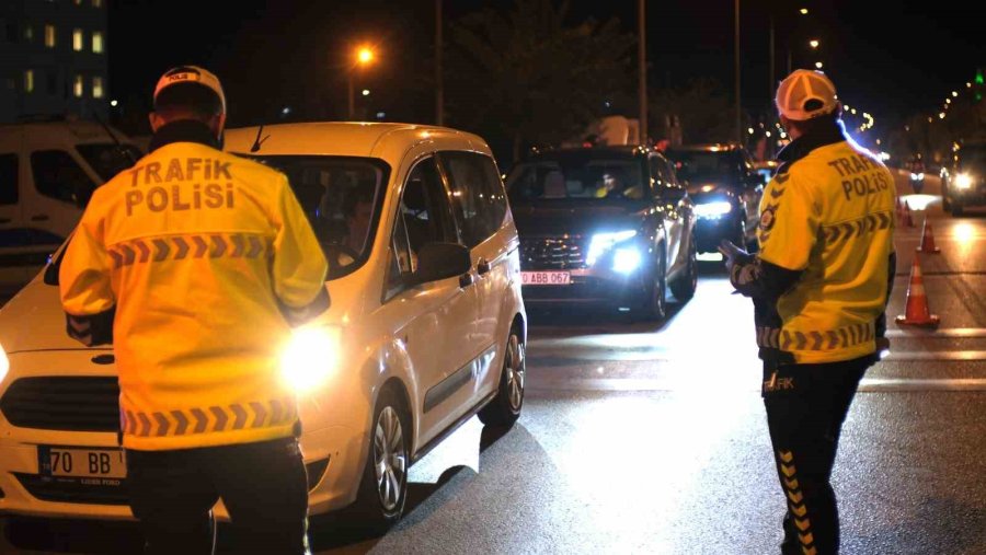 Polisten Üniversite Çevresinde Asayiş Ve Trafik Uygulaması