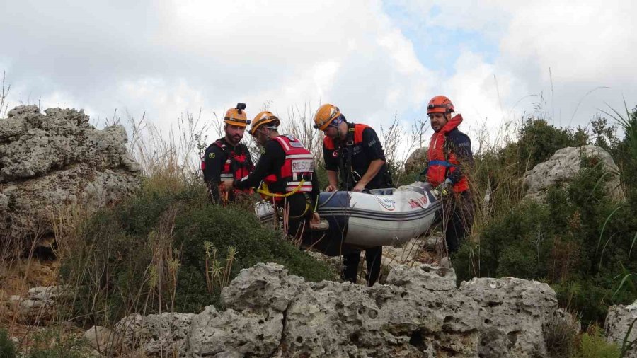 Su Teresi Toplarken, Otlara Takılmış Şekilde Ceset Buldular