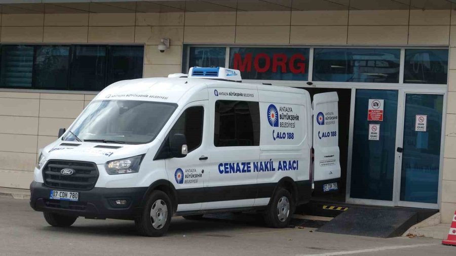 Genç Hemşire, Kazada Yaralanan Teyzesini Hayatta Tutmak İçin Tüm Gücüyle Mücadele Etti