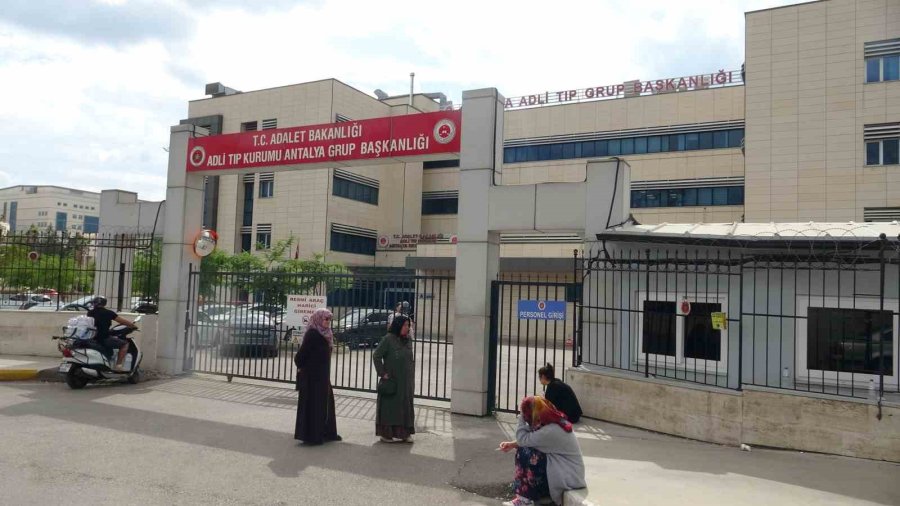 Genç Hemşire, Kazada Yaralanan Teyzesini Hayatta Tutmak İçin Tüm Gücüyle Mücadele Etti