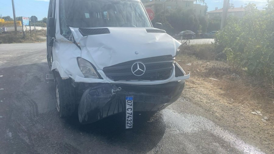 Antalya’da Okul Servisiyle Midibüs Çarpıştı: 7 Öğrenci Yaralandı