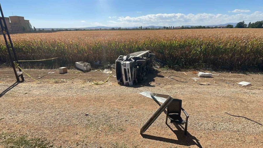 Karaman’da Kamyonet Yol Kenarına Devrildi: 2 Yaralı