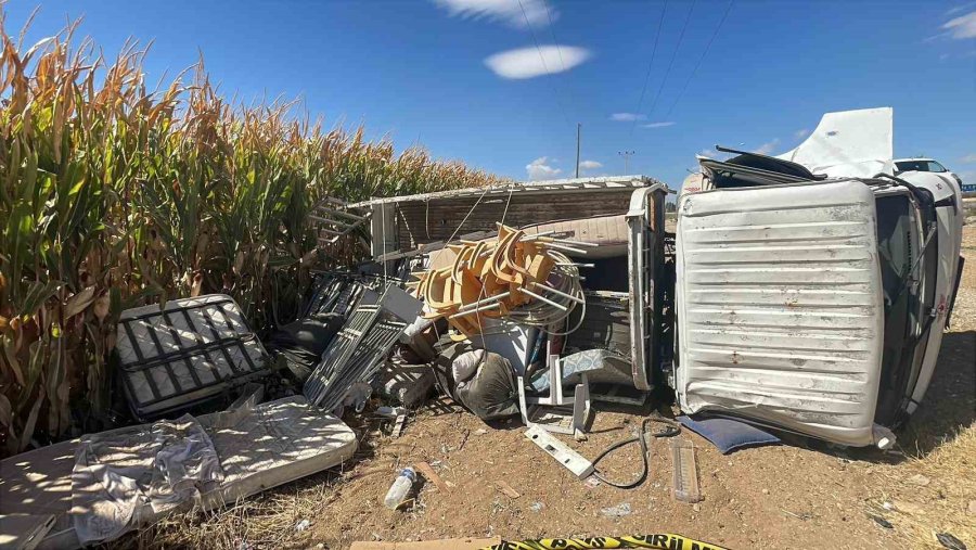 Karaman’da Kamyonet Yol Kenarına Devrildi: 2 Yaralı