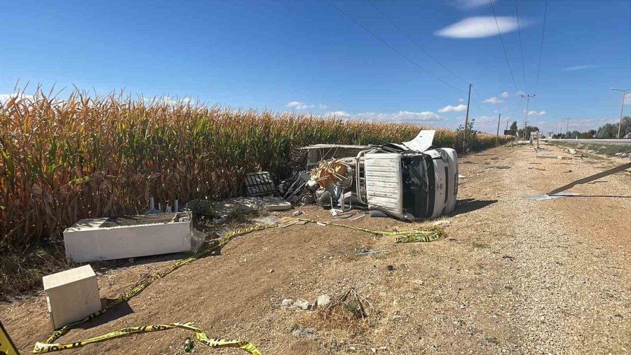 Karaman’da Kamyonet Yol Kenarına Devrildi: 2 Yaralı