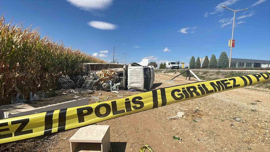 Karaman’da Kamyonet Yol Kenarına Devrildi: 2 Yaralı