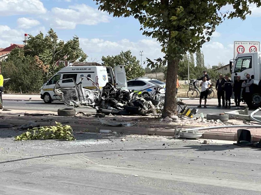 Otomobilin Çarptığı Araç İkiye Bölündü: 1 Ölü, 1 Yaralı