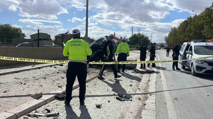 Otomobilin Çarptığı Araç İkiye Bölündü: 1 Ölü, 1 Yaralı