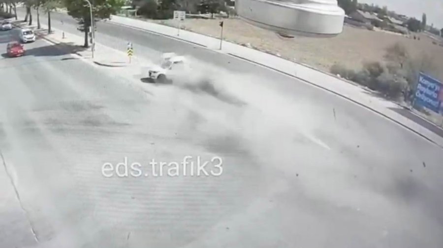 Kırmızı Işıkta Duran Otomobile Arkadan Son Sürat Çarptı