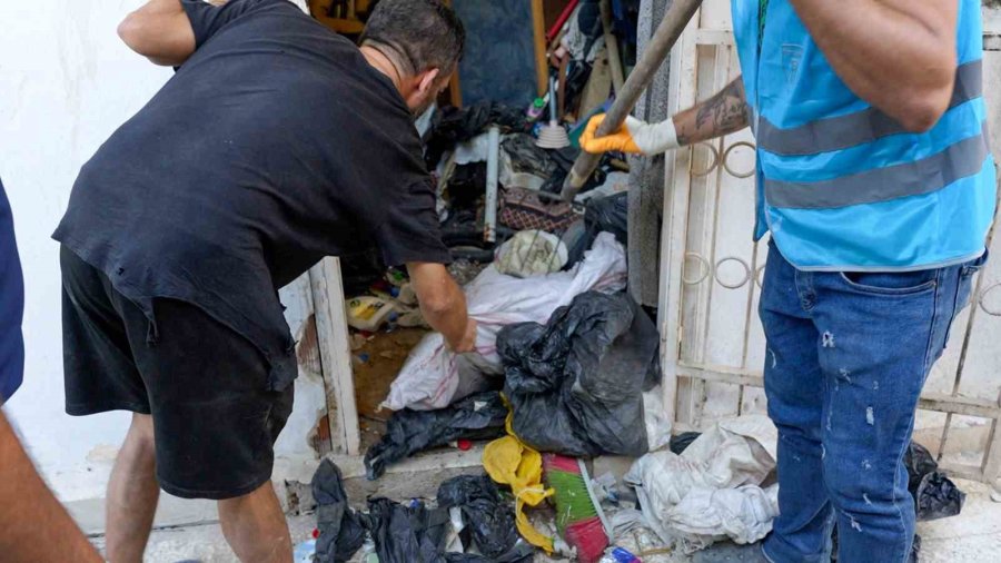 Tarsus’ta Bir Evden 28 Ton Çöp Çıkarıldı