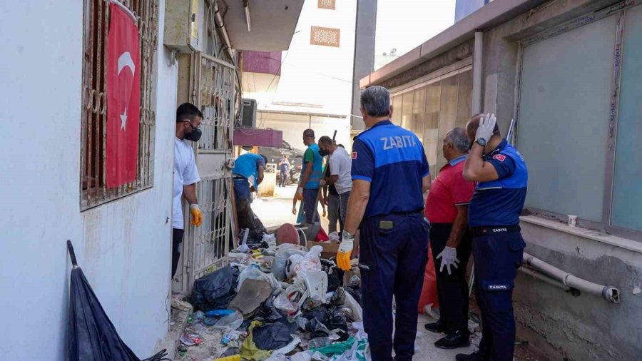 Tarsus’ta Bir Evden 28 Ton Çöp Çıkarıldı