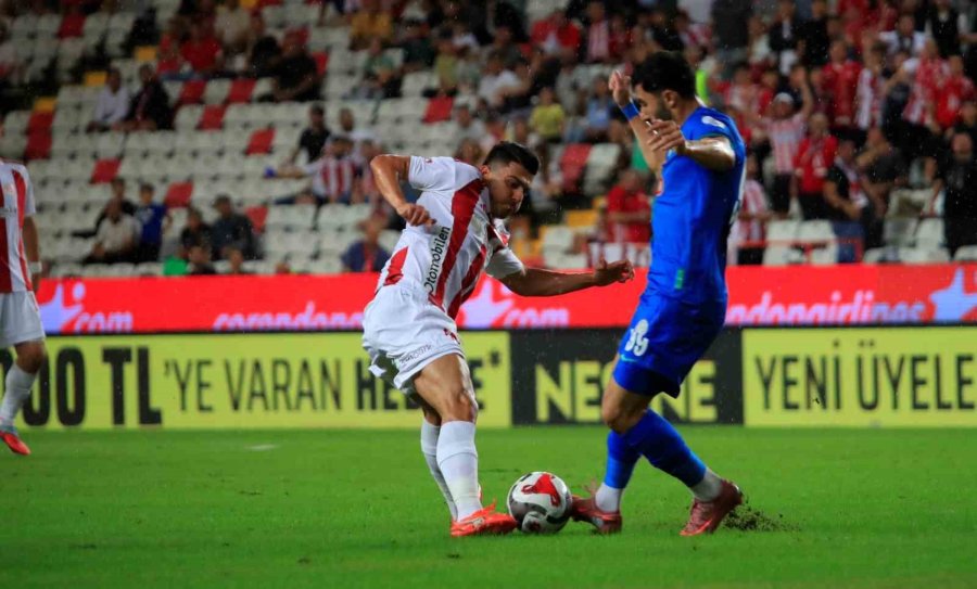 Trendyol Süper Lig: Antalyaspor: 1 - Çaykur Rizespor: 2 (ilk Yarı)